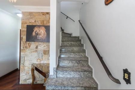 Casa à venda com 230m², 3 quartos e 2 vagasEscada