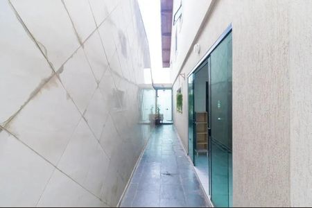 Casa à venda com 230m², 3 quartos e 2 vagasCorredor