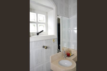 Casa à venda com 560m², 4 quartos e 4 vagas Casa à venda com 560m², 4 quartos e 4 vagasGaragem Banheiro