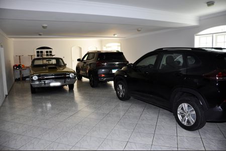 Casa à venda com 560m², 4 quartos e 4 vagas Casa à venda com 560m², 4 quartos e 4 vagasGaragem