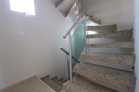 Casa à venda com 109m², 3 quartos e 2 vagasEscada