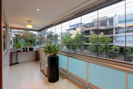 Apartamento à venda com 130m², 3 quartos e 2 vagasVaranda