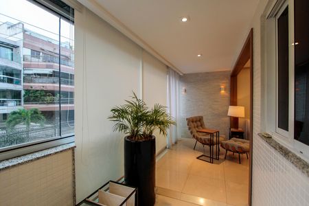 Apartamento à venda com 130m², 3 quartos e 2 vagasVaranda