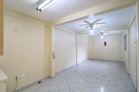 Casa à venda com 224m², 3 quartos e 3 vagas Casa à venda com 224m², 3 quartos e 3 vagasEdícula - Salão