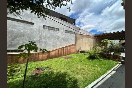 Casa para alugar com 212m², 2 quartos e 4 vagasQuintal