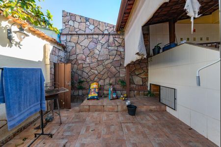 Casa à venda com 300m², 3 quartos e 4 vagasQuintal