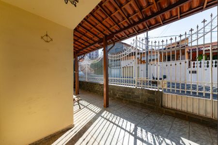 Casa à venda com 300m², 3 quartos e 4 vagasVaranda da Sala 1 - Entrada