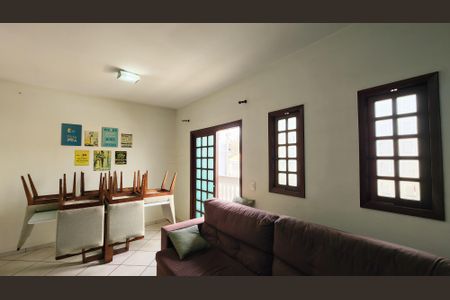 Casa à venda com 200m², 3 quartos e 2 vagasSala