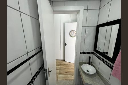 Casa de condomínio à venda com 150m², 4 quartos e 3 vagasBanheiro de serviço