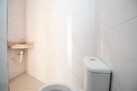 Casa à venda com 70m², 2 quartos e 2 vagas Casa à venda com 70m², 2 quartos e 2 vagasBanheiro da Suíte 1