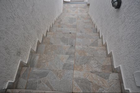 Casa para alugar com 350m², 4 quartos e 3 vagasEscada de acesso ao Quintal