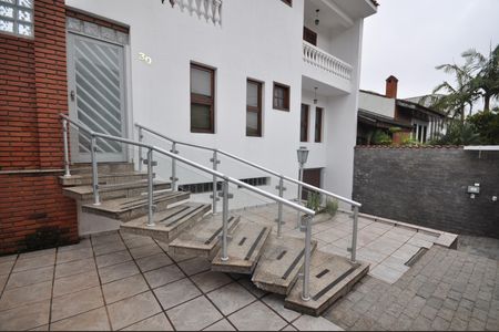 Casa para alugar com 350m², 4 quartos e 3 vagasEscada de acesso