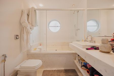 Apartamento à venda com 240m², 3 quartos e 3 vagasBanheiro da Suíte 2