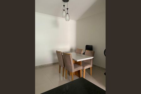 Casa para alugar com 100m², 2 quartos e 2 vagasSala