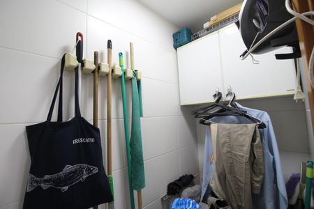 Casa de condomínio à venda com 144m², 3 quartos e 2 vagasBanheiro de Serviço