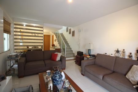 Casa de condomínio à venda com 144m², 3 quartos e 2 vagasSala