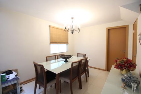 Casa de condomínio à venda com 144m², 3 quartos e 2 vagasSala