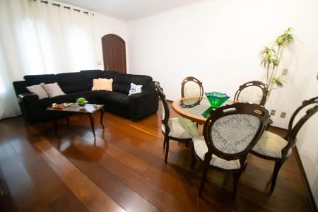 Casa à venda com 200m², 3 quartos e 2 vagas Casa à venda com 200m², 3 quartos e 2 vagasSala