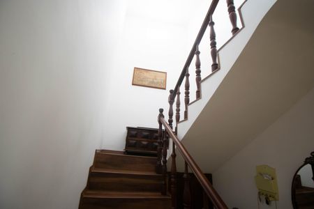 Casa à venda com 200m², 3 quartos e 2 vagas Casa à venda com 200m², 3 quartos e 2 vagasEscada