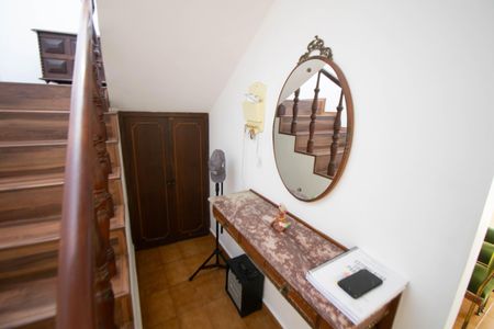 Casa à venda com 200m², 3 quartos e 2 vagas Casa à venda com 200m², 3 quartos e 2 vagasEscada