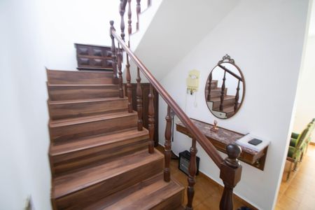 Casa à venda com 200m², 3 quartos e 2 vagas Casa à venda com 200m², 3 quartos e 2 vagasEscada