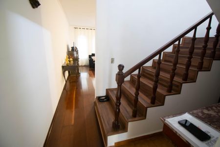 Casa à venda com 200m², 3 quartos e 2 vagas Casa à venda com 200m², 3 quartos e 2 vagasEscada