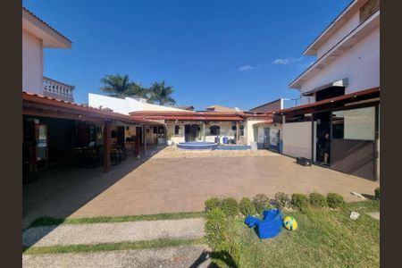 Casa à venda com 180m², 2 quartos e 6 vagas