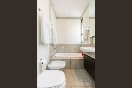 Apartamento à venda com 212m², 4 quartos e 3 vagas Apartamento à venda com 212m², 4 quartos e 3 vagasBanheiro da Suíte 1