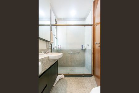 Apartamento à venda com 212m², 4 quartos e 3 vagas Apartamento à venda com 212m², 4 quartos e 3 vagasBanheiro da Suíte 1