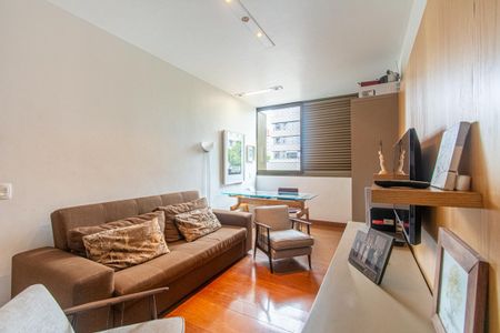 Apartamento à venda com 212m², 4 quartos e 3 vagas Apartamento à venda com 212m², 4 quartos e 3 vagasSala de TV