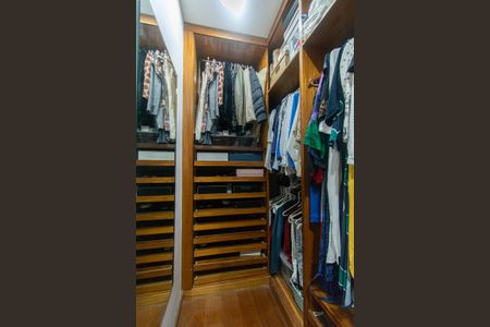 Apartamento à venda com 212m², 4 quartos e 3 vagas Apartamento à venda com 212m², 4 quartos e 3 vagasCloset da Suíte 1