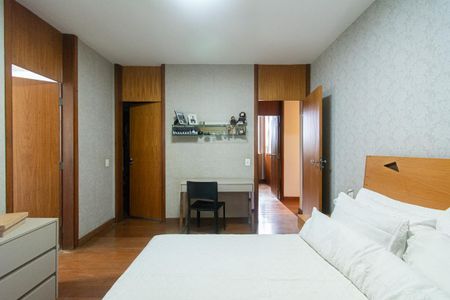 Apartamento à venda com 212m², 4 quartos e 3 vagas Apartamento à venda com 212m², 4 quartos e 3 vagasSuíte 1