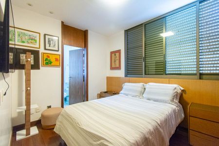 Apartamento à venda com 212m², 4 quartos e 3 vagas Apartamento à venda com 212m², 4 quartos e 3 vagasSuíte 2