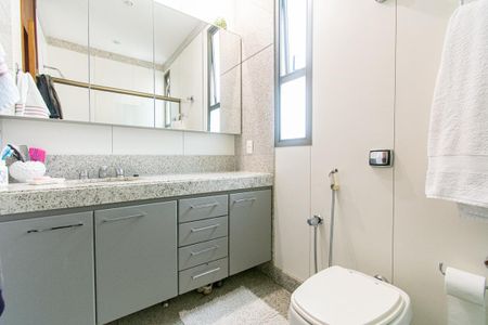 Apartamento à venda com 212m², 4 quartos e 3 vagas Apartamento à venda com 212m², 4 quartos e 3 vagasBanheiro da Suíte 2