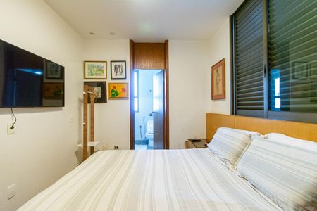 Apartamento à venda com 212m², 4 quartos e 3 vagas Apartamento à venda com 212m², 4 quartos e 3 vagasSuíte 2