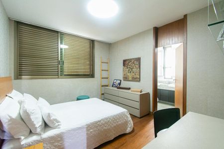 Apartamento à venda com 212m², 4 quartos e 3 vagas Apartamento à venda com 212m², 4 quartos e 3 vagasSuíte 1