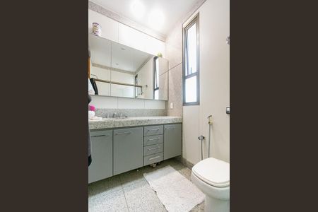 Apartamento à venda com 212m², 4 quartos e 3 vagas Apartamento à venda com 212m², 4 quartos e 3 vagasBanheiro da Suíte 2