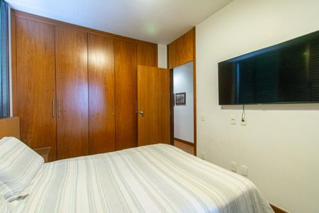 Apartamento à venda com 212m², 4 quartos e 3 vagas Apartamento à venda com 212m², 4 quartos e 3 vagasSuíte 2
