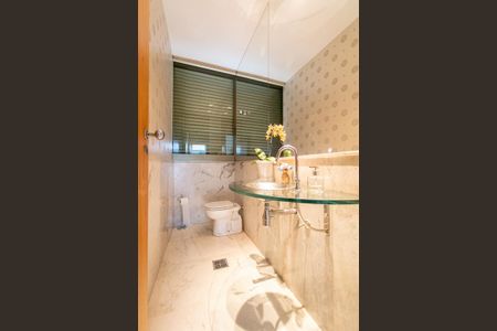 Apartamento à venda com 212m², 4 quartos e 3 vagas Apartamento à venda com 212m², 4 quartos e 3 vagasLavabo