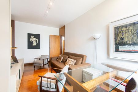 Apartamento à venda com 212m², 4 quartos e 3 vagas Apartamento à venda com 212m², 4 quartos e 3 vagasSala de TV