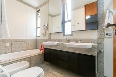 Apartamento à venda com 212m², 4 quartos e 3 vagas Apartamento à venda com 212m², 4 quartos e 3 vagasBanheiro da Suíte 1