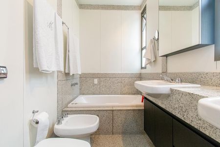 Apartamento à venda com 212m², 4 quartos e 3 vagas Apartamento à venda com 212m², 4 quartos e 3 vagasBanheiro da Suíte 1