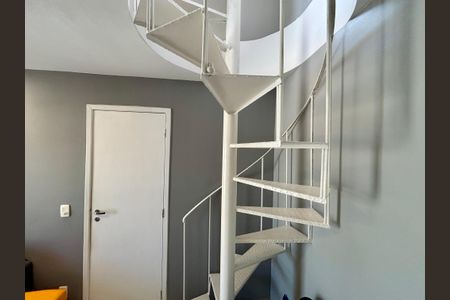 Apartamento para alugar com 130m², 3 quartos e 2 vagas Apartamento para alugar com 130m², 3 quartos e 2 vagasEscada