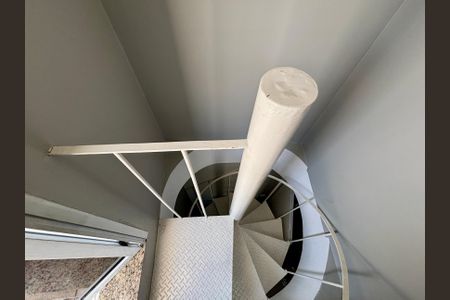 Apartamento para alugar com 130m², 3 quartos e 2 vagas Apartamento para alugar com 130m², 3 quartos e 2 vagasEscada de acesso