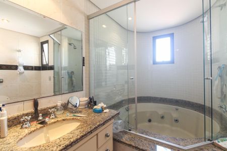 Apartamento à venda com 178m², 4 quartos e 3 vagasBanheiro Suíte 2