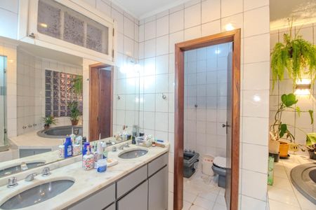 Casa à venda com 380m², 3 quartos e 4 vagasBanheiro da Suíte