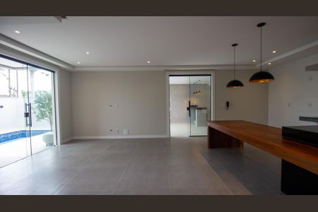 Sala de casa de condomínio à venda com 4 quartos, 300m² em Vargem Pequena, Rio de Janeiro