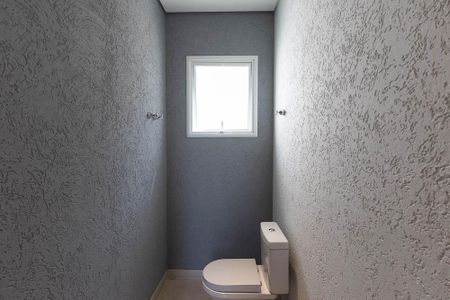 Casa à venda com 420m², 4 quartos e 6 vagas Casa à venda com 420m², 4 quartos e 6 vagasBanheiro de Serviço