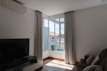 Casa à venda com 420m², 4 quartos e 6 vagas Casa à venda com 420m², 4 quartos e 6 vagasSala de TV