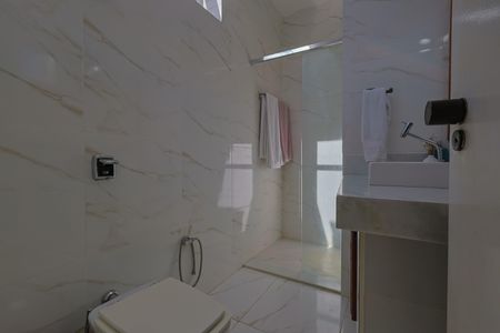 Casa à venda com 302m², 5 quartos e 3 vagasBanheiro da Suíte 1